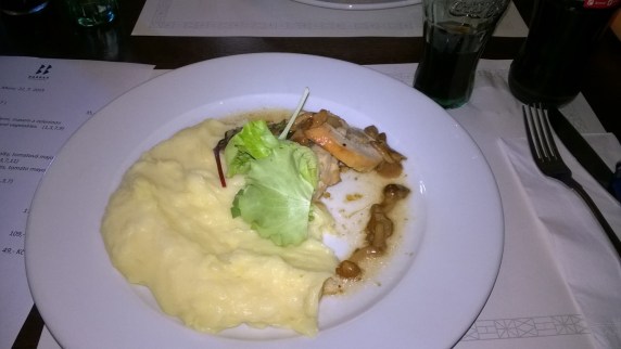 Mashed potato and rost turkey yang sudah dimakan sebagian ...