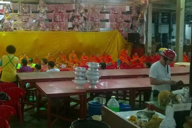 Para Bhiksu memberi berkat tahun baru untuk pasar